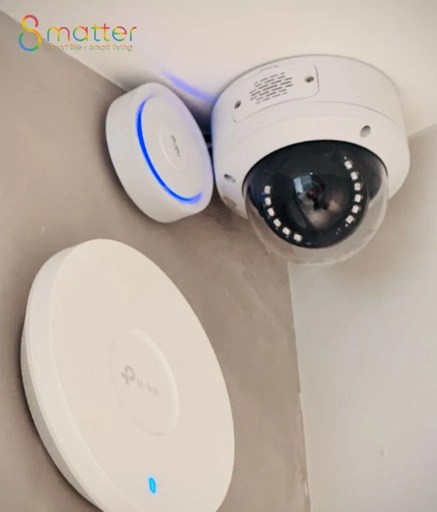 Camera an ninh dạng dome lắp cạnh access point TP-Link trên trần nhà
