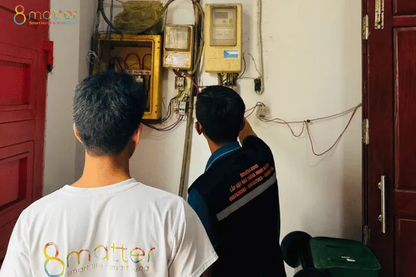 Quy trình kéo cáp và đấu nối tủ điện của đội ngũ kỹ sư 8MATTER