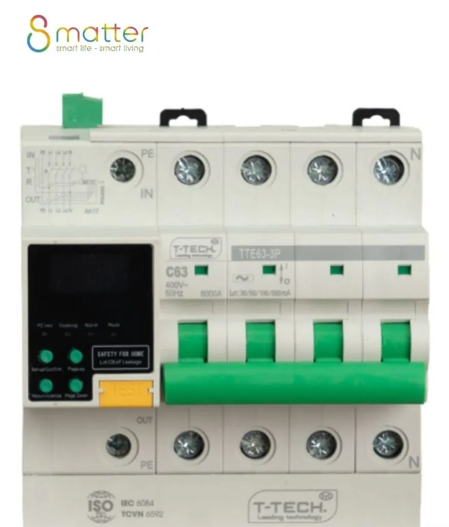 Aptomat bốn cực gắn ray có màn hình hiển thị số, chụp trên nền trắng