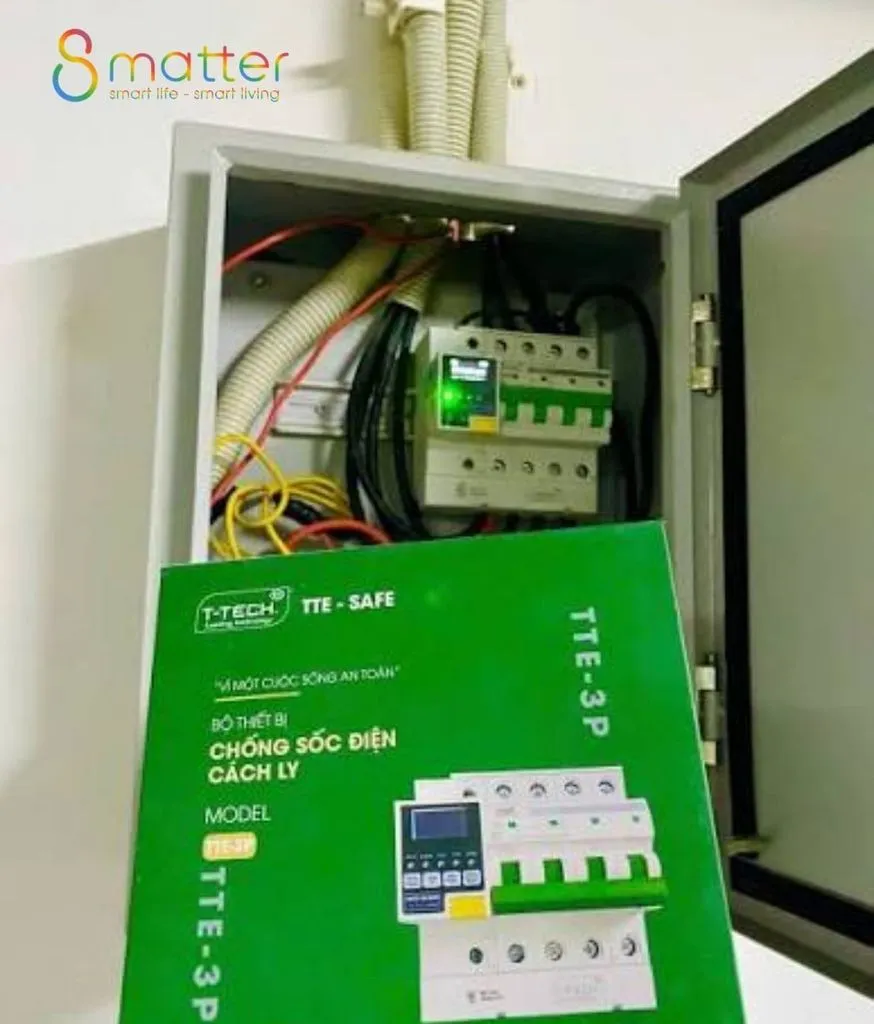Aptomat lắp trong tủ điện kim loại, hộp giấy xanh đặt phía trước