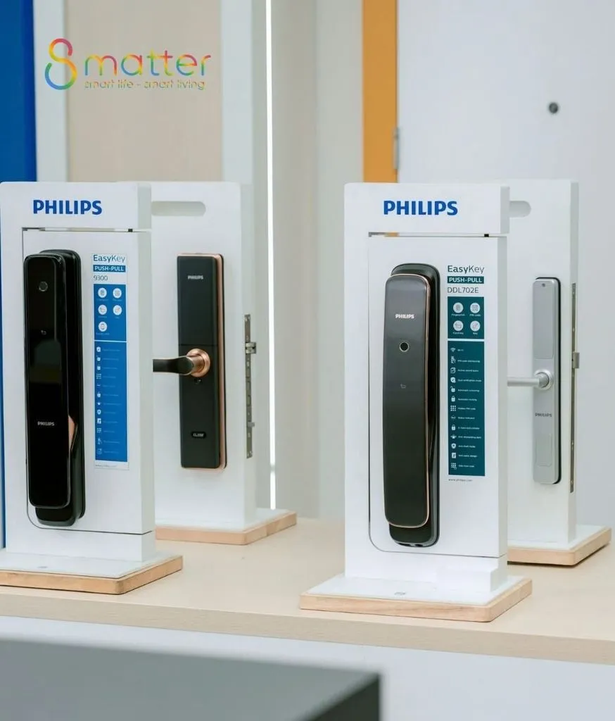 Ba mẫu khóa Philips đặt trưng bày trên bục trong cửa hàng