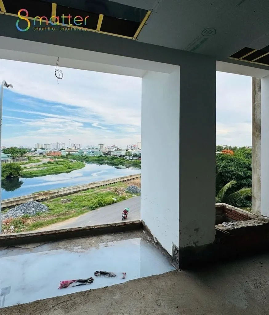 Ban công với cửa kính lớn mở ra khung cảnh dòng sông phía trước