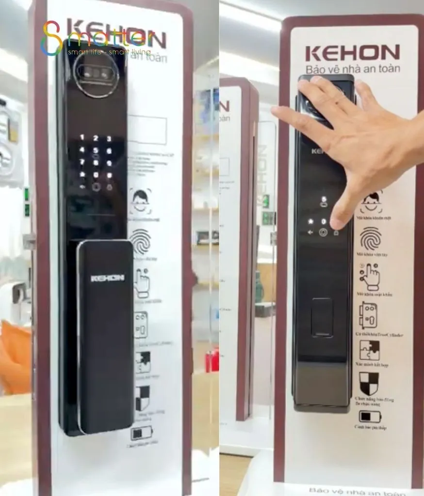 Bàn tay đưa lại gần chiếc khóa Kehon đang trưng bày trên kệ hàng