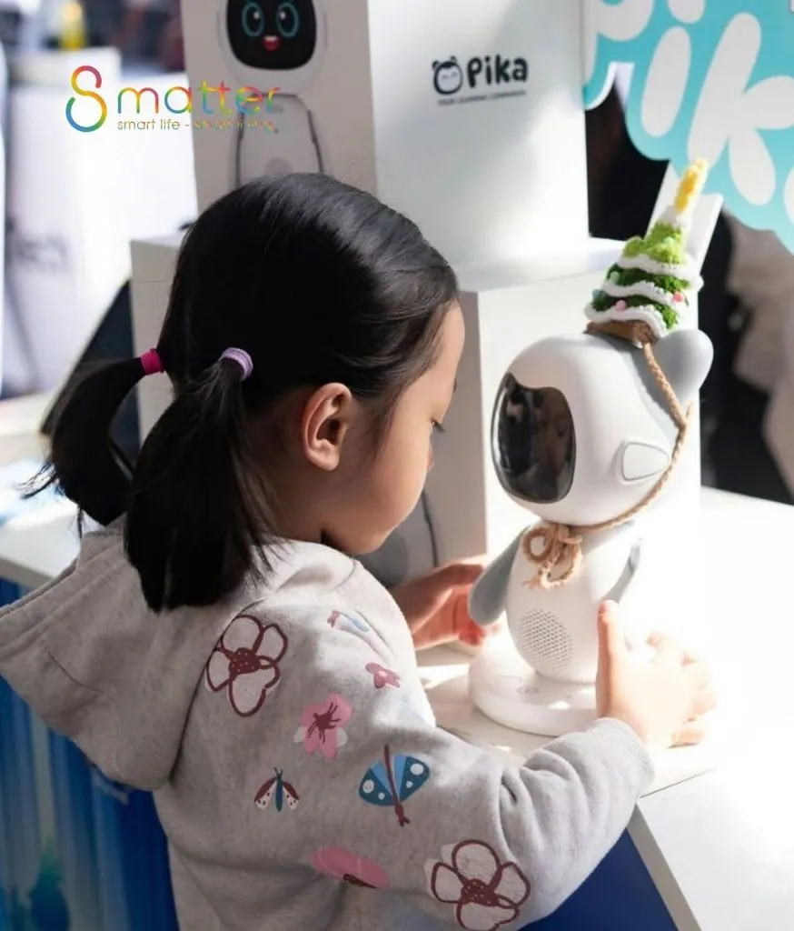 Một bé gái ôm robot Pika đang đội chiếc mũ len trên đầu