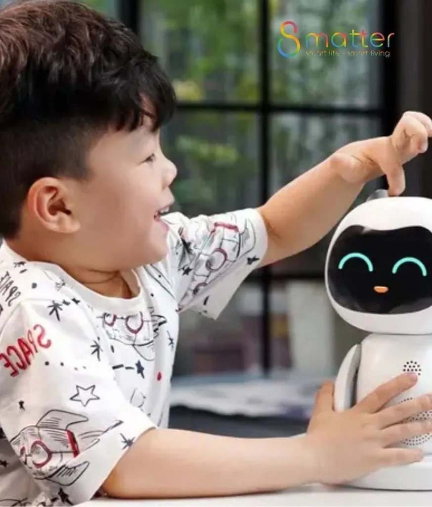 Một bé trai đang đưa tay chạm vào robot Pika đặt ngay trước mặt