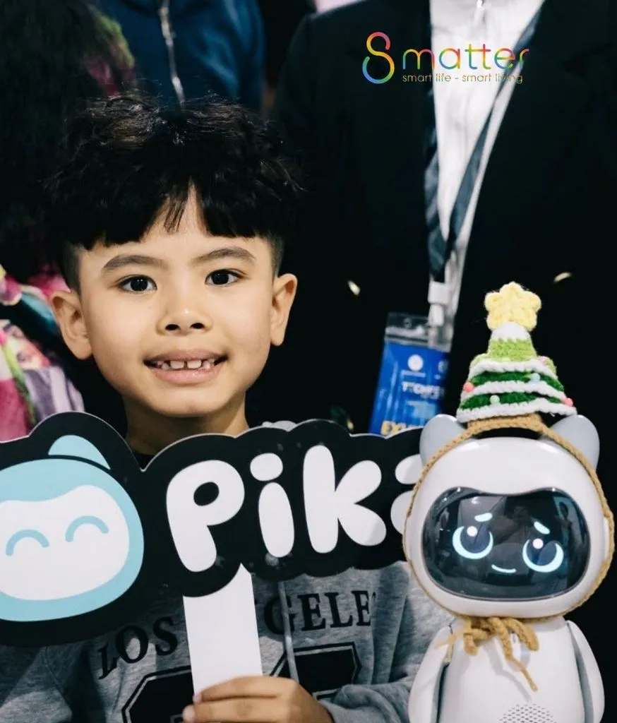 Một bé trai đứng ngay cạnh tấm biển hiệu có in chữ Pika