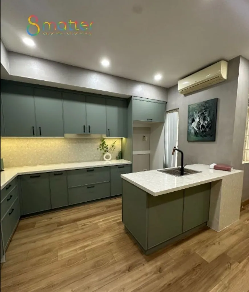 Căn bếp đã hoàn thiện với đảo bếp ở giữa và điều hoà gắn tường