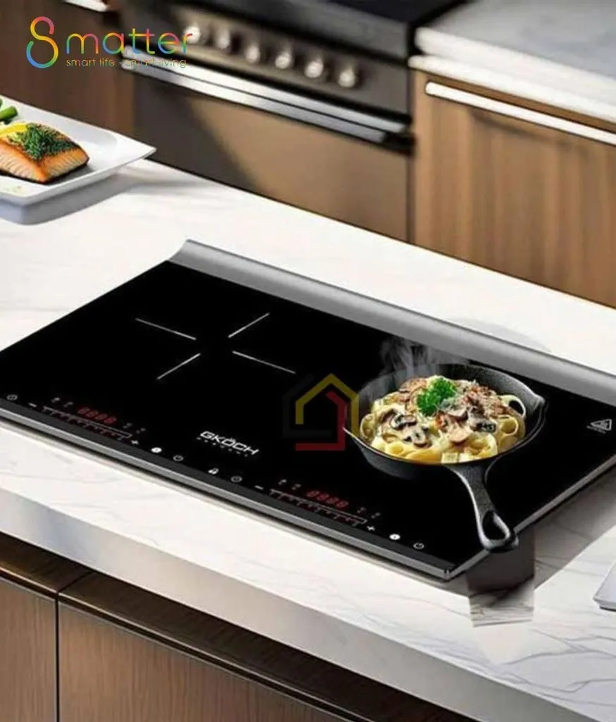 Bếp từ đang nấu, phía trên là chiếc máy hút mùi