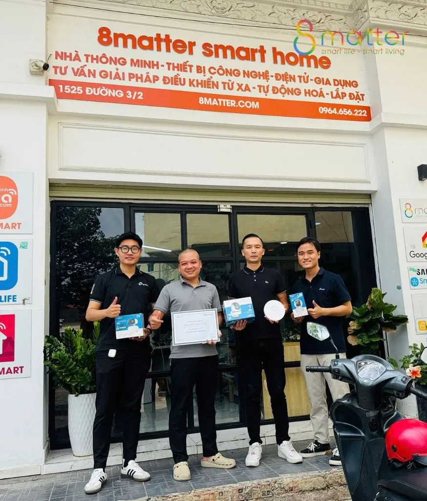 Bốn nhân viên 8matter đứng trước cửa hàng, trên tay cầm hộp sản phẩm