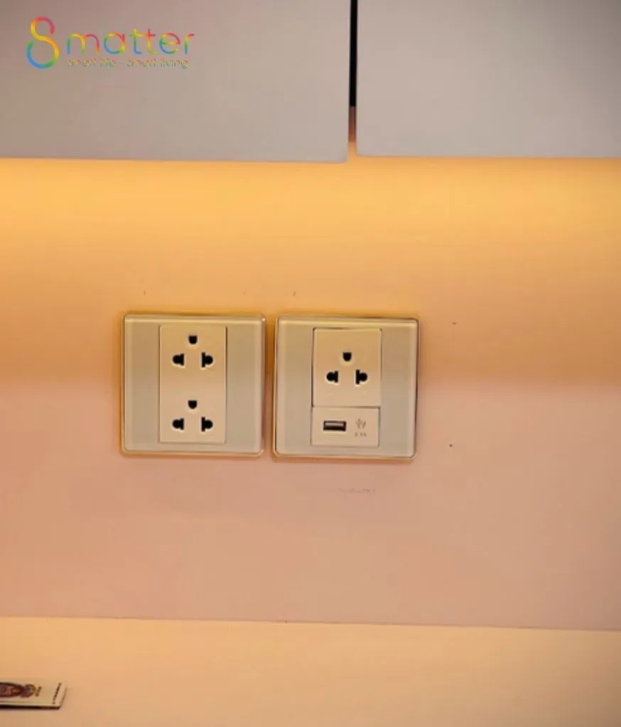 Hai ổ cắm âm tường viền vàng đồng, một ổ có cổng USB