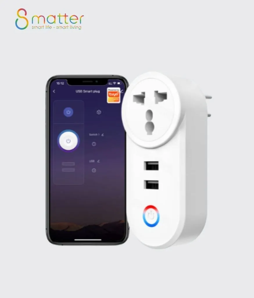 Ổ cắm thông minh trắng có hai cổng USB đặt cạnh điện thoại hiển thị app