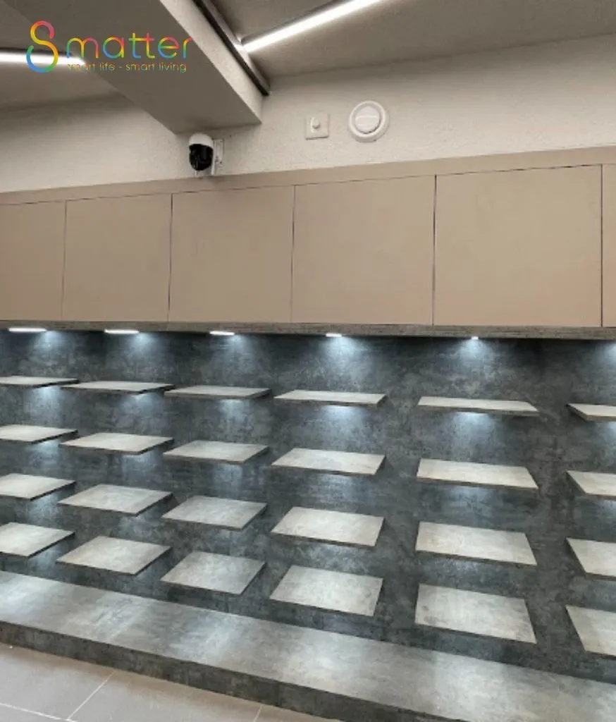 Khu trưng bày mẫu gạch ốp trên tường xám