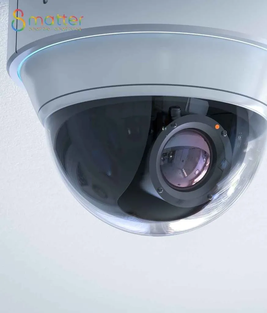 Camera dome màu trắng gắn cố định trên trần nhà trong phòng
