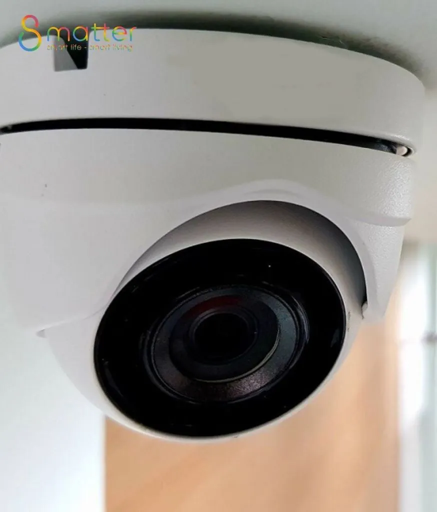 Cận cảnh một chiếc camera dome màu trắng nhìn từ phía dưới