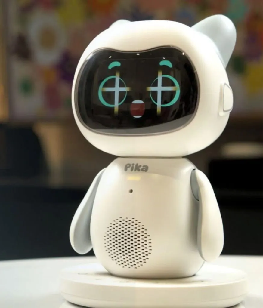 Cận cảnh khuôn mặt robot Pika đang hiển thị biểu cảm trên màn hình