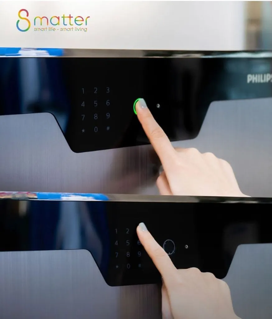 Cận cảnh ngón tay đang bấm bàn phím số trên mặt trước két sắt Philips