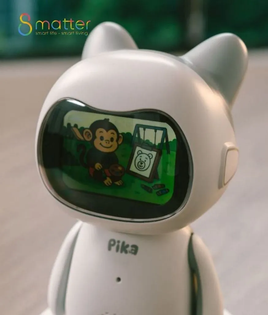 Cận cảnh robot Pika, màn hình phía trước đang hiện một hình minh hoạ