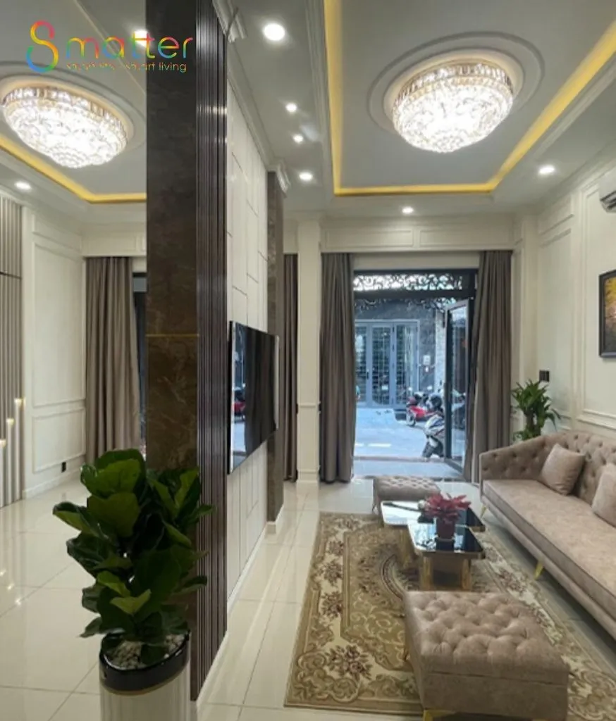 Phòng khách tân cổ điển với hai đèn chùm pha lê tròn, sofa nâu