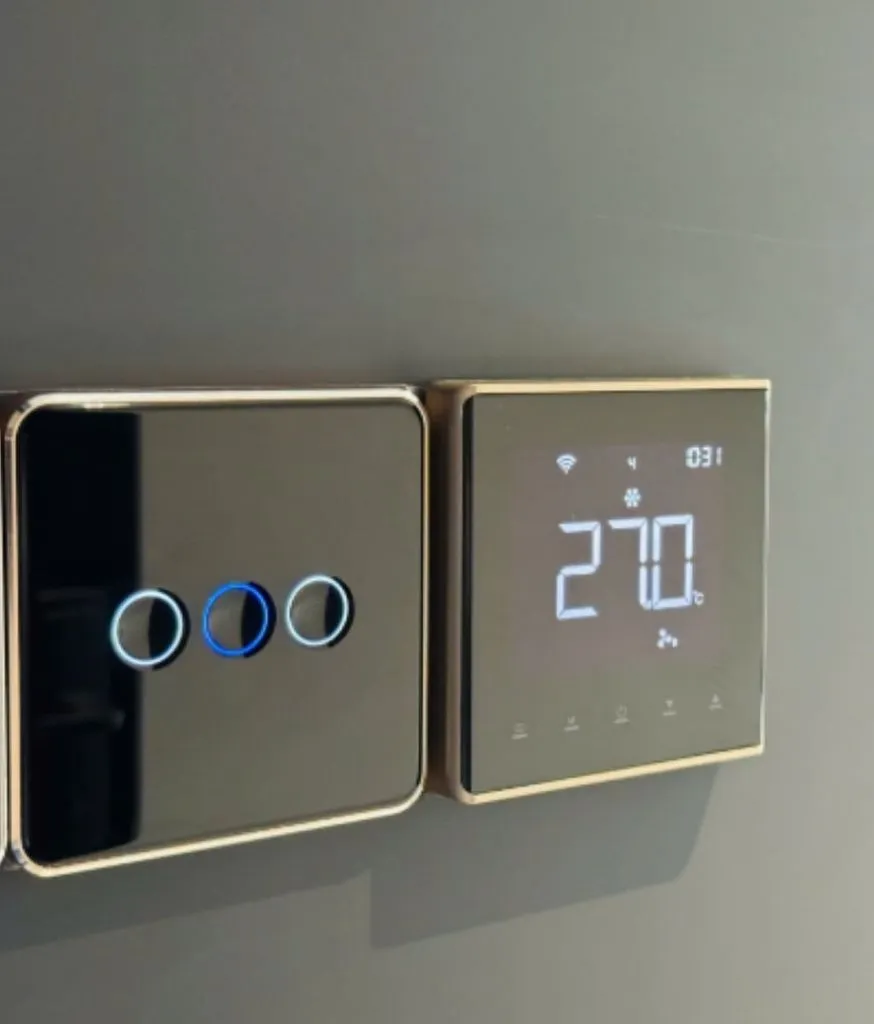 Công tắc ba nút cảm ứng cạnh màn hình điều hoà hiển thị 27.0 độ C