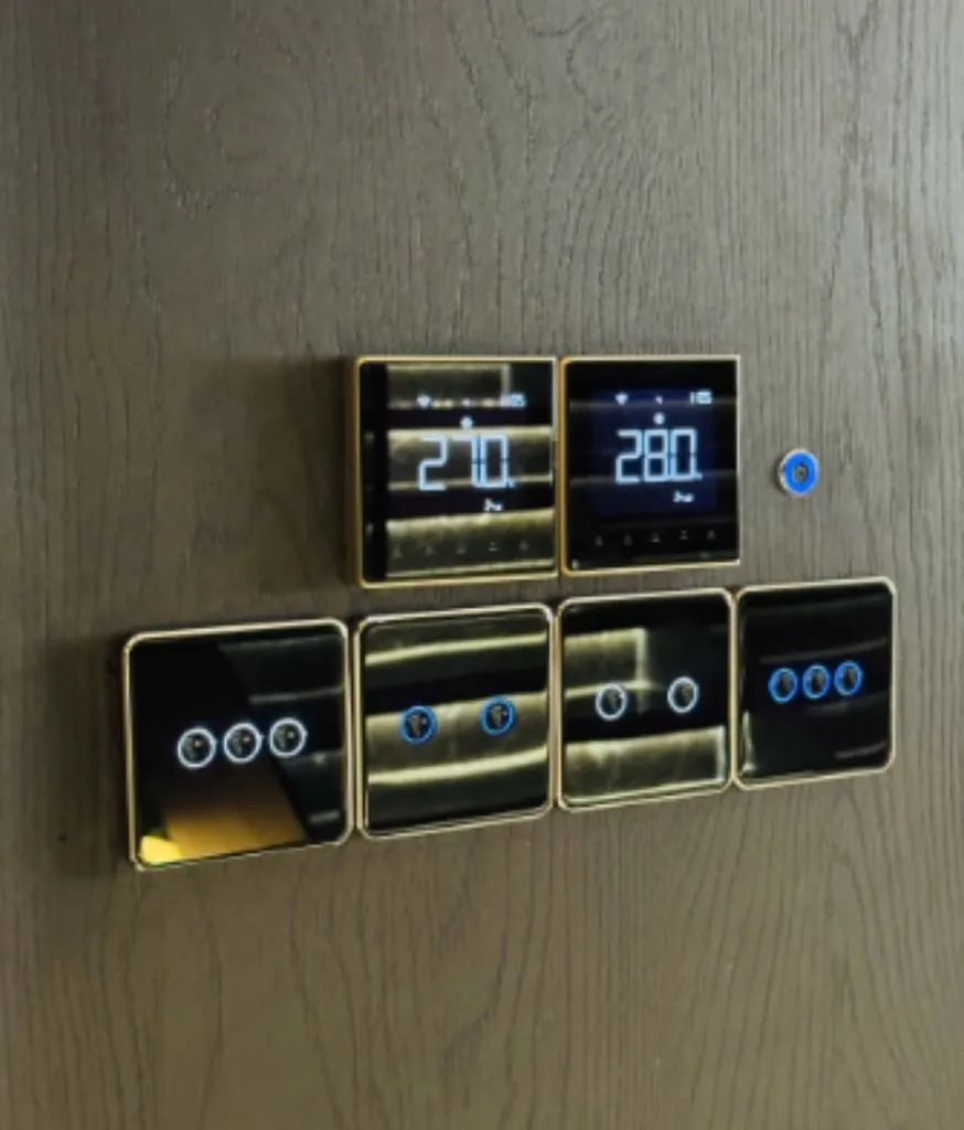 Sáu công tắc cảm ứng viền đồng và hai màn hình điều hoà 27.0 và 28.0