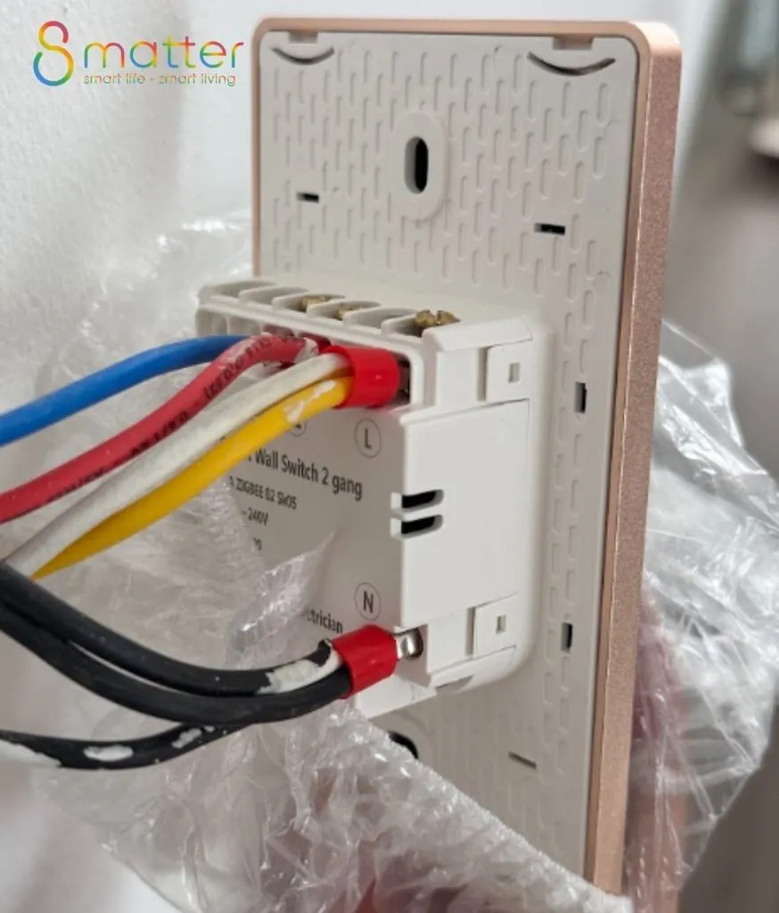 Mặt sau công tắc thông minh hai nút với bốn dây điện nhiều màu