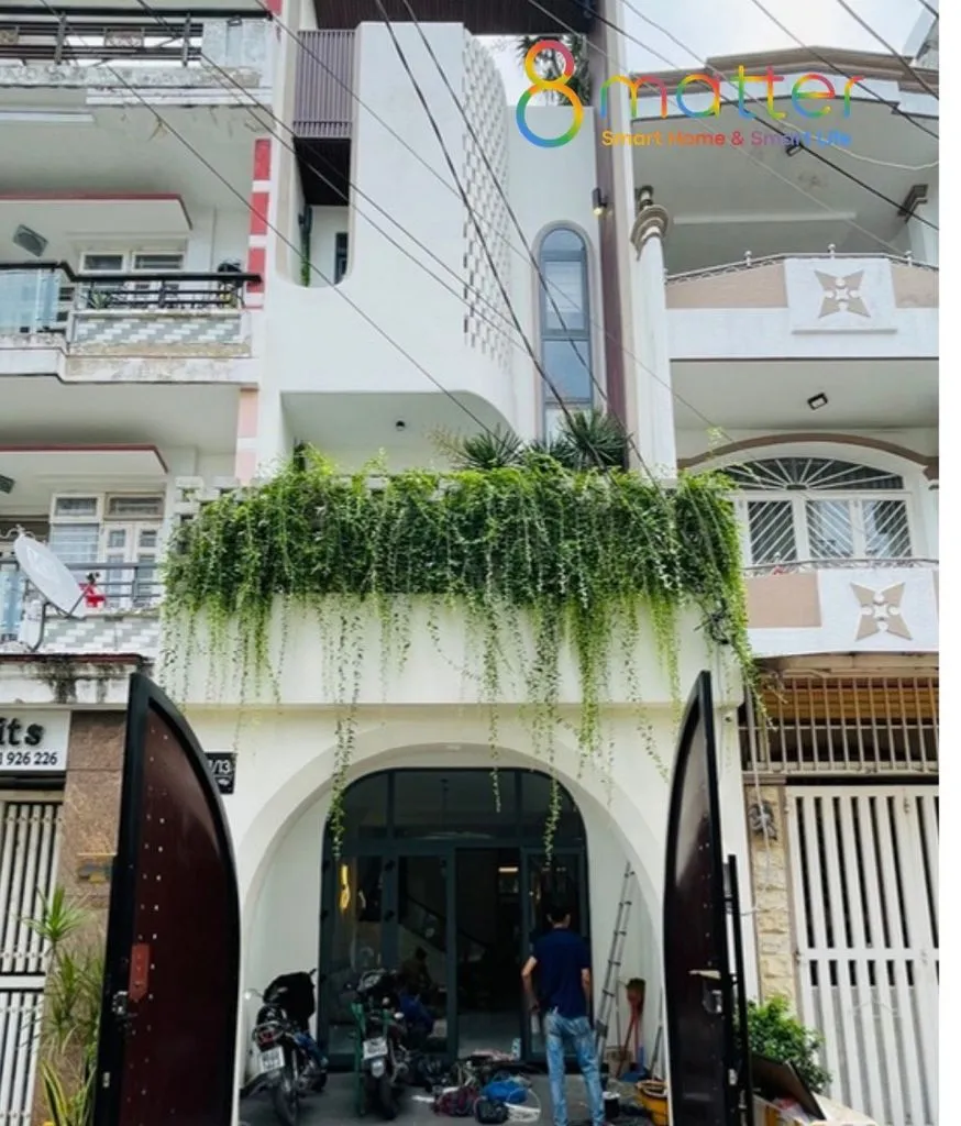 Nhà phố mặt tiền phủ giàn cây leo, thợ đang thi công ở tầng trệt