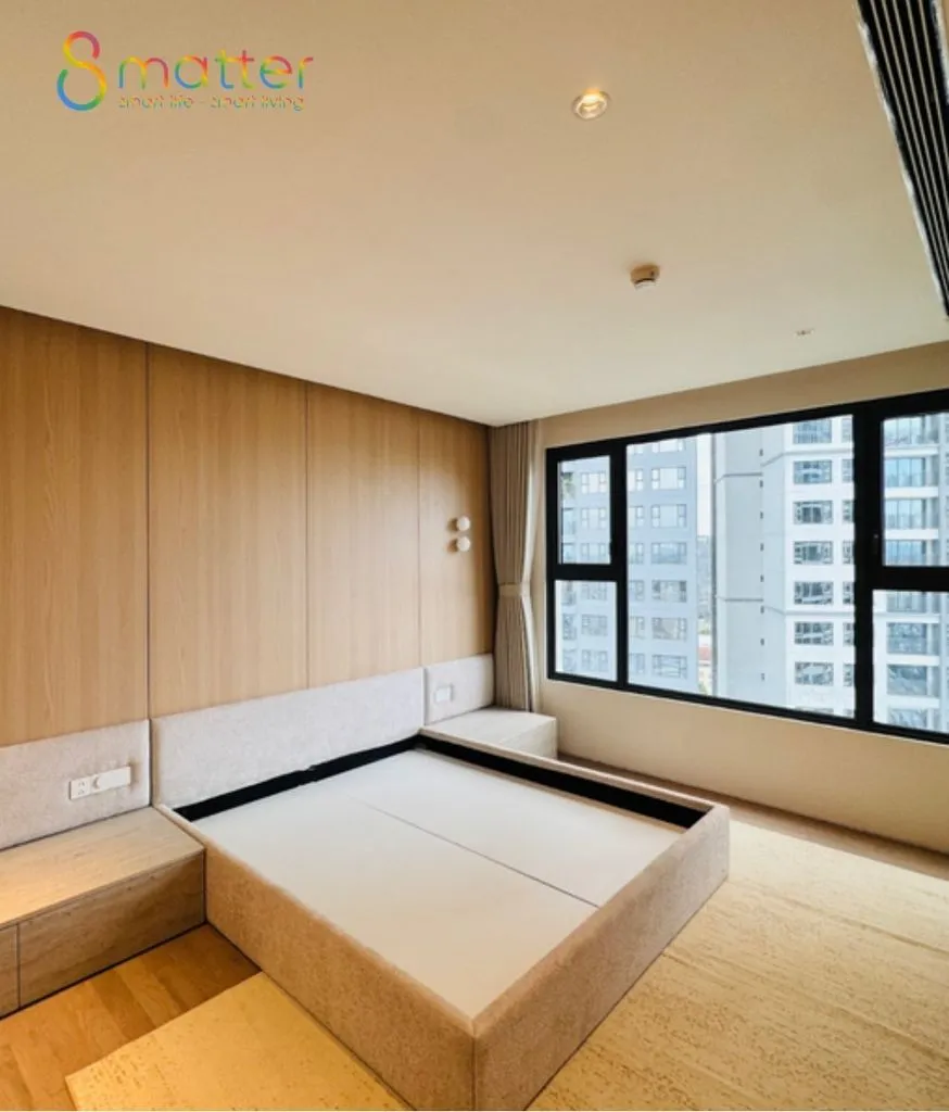 Phòng ngủ hoàn thiện ốp gỗ sáng, giường lớn chưa trải đệm