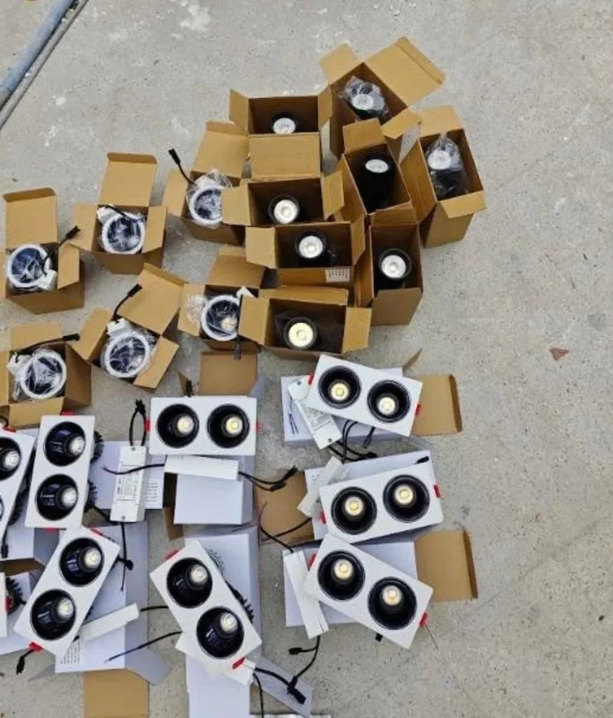 Nhiều hộp đèn LED âm trần và đèn đôi bày trên sàn bê tông