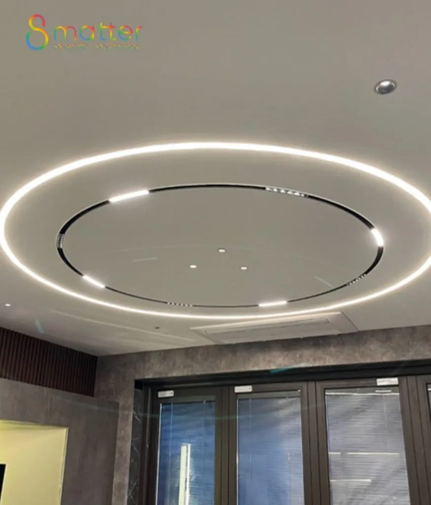 Đèn LED dạng vòng tròn lớn phát sáng trên trần thạch cao