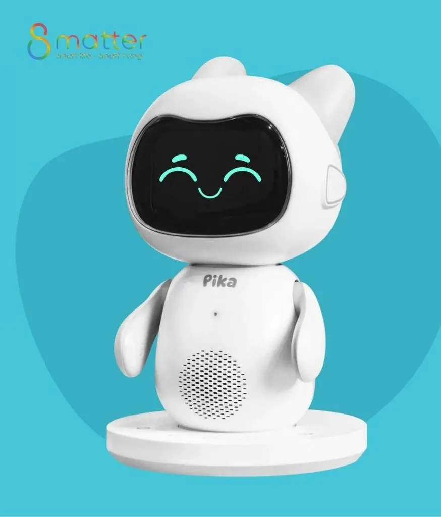 Đồ hoạ robot Pika đặt giữa nền màu xanh ngọc trơn, không có vật gì khác