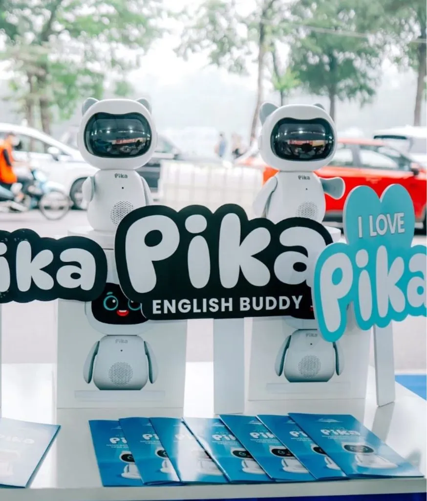 Gian hàng Pika ngoài trời, biển in chữ Pika English Buddy cạnh các tờ rơi