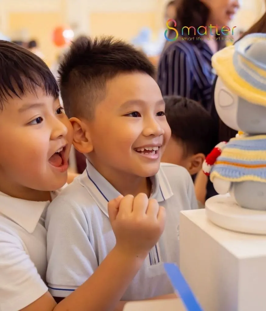 Hai bé đang đứng xem robot Pika được bày tại một gian hàng
