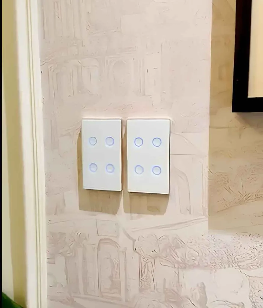 Hai chiếc đế âm tường màu trắng đã gắn sẵn trên bức tường còn thô