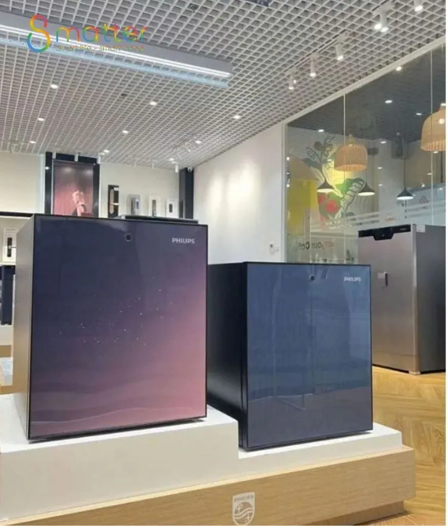 Hai chiếc két Philips màu tím và xanh navy trưng bày cạnh nhau trong showroom