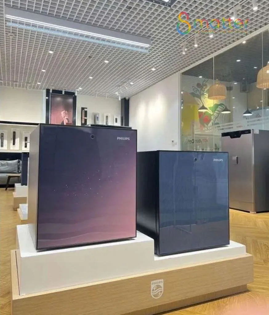 Hai chiếc két Philips màu tím và xanh navy đặt trên bục trưng bày