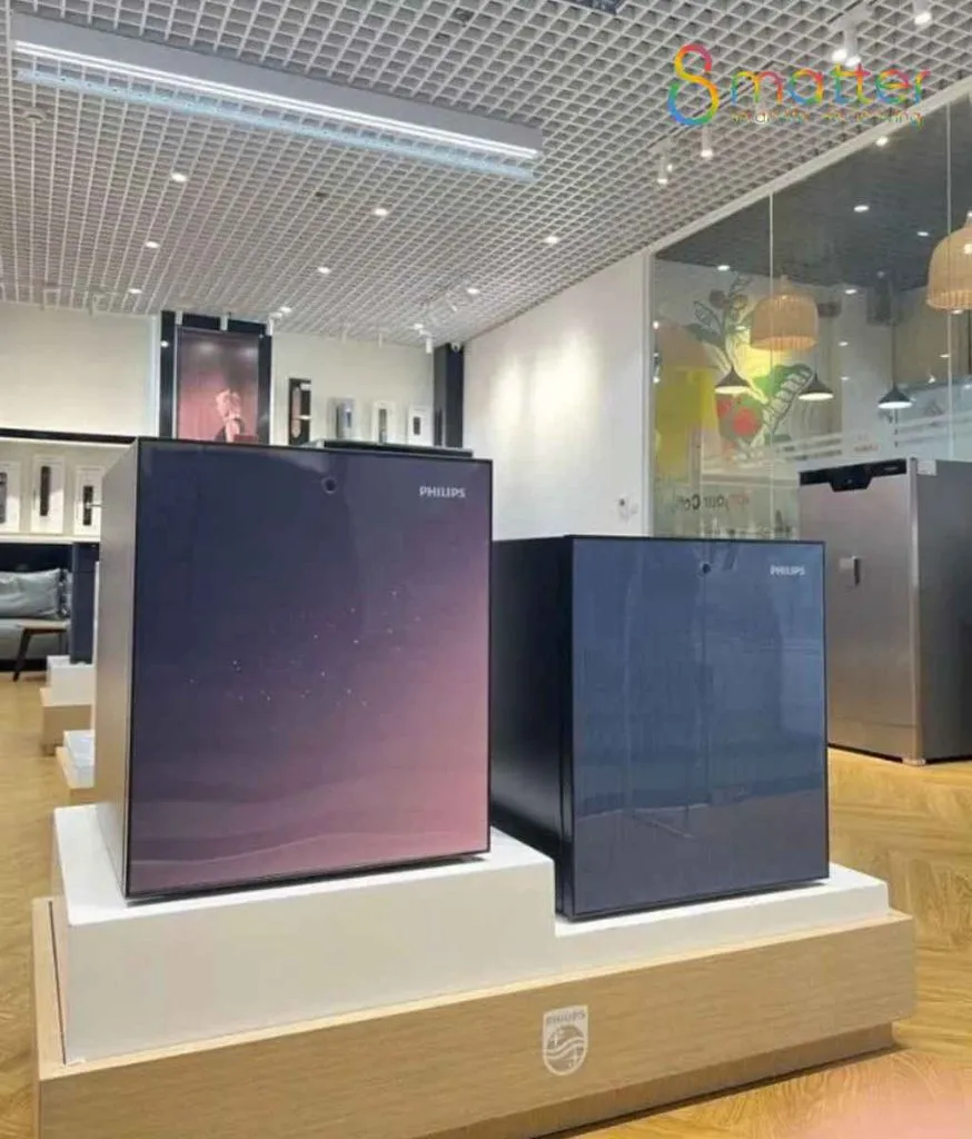 Hai két Philips màu tím và màu xanh trưng bày trên bục trong showroom