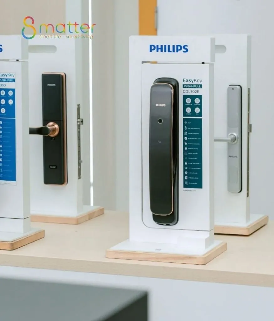 Hai chiếc khóa Philips trưng bày trên bục trong cửa hàng