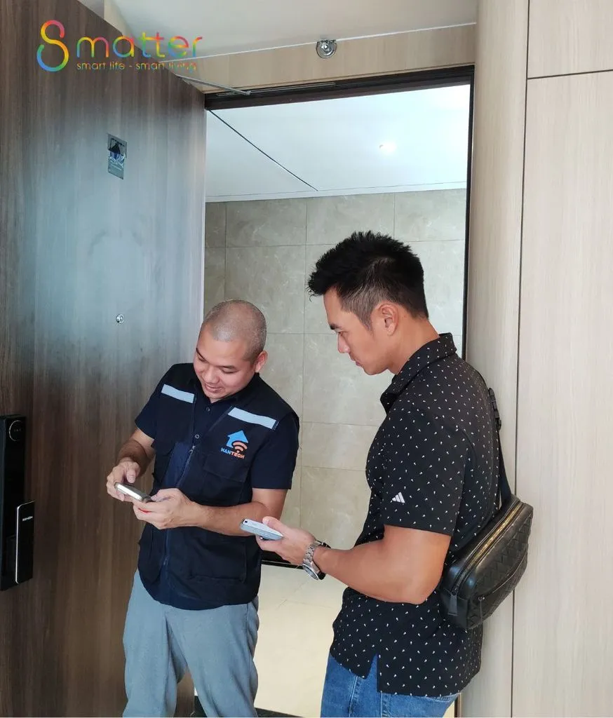 Hai người đang lắp thiết bị ở khu hành lang bên trong nhà