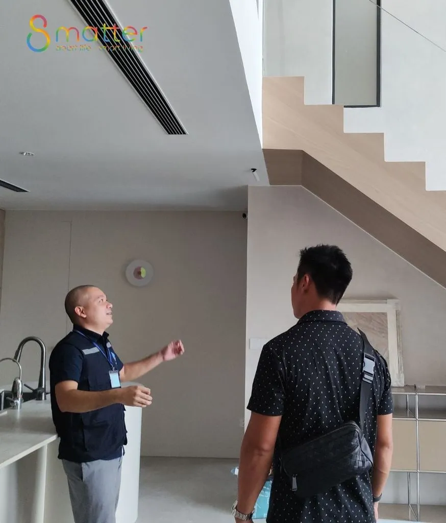 Hai nhân viên 8matter đang trao đổi với nhau trong một căn phòng bếp