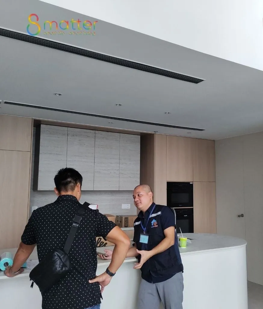 Hai nhân viên 8matter đứng trong phòng khách nhiều ánh sáng