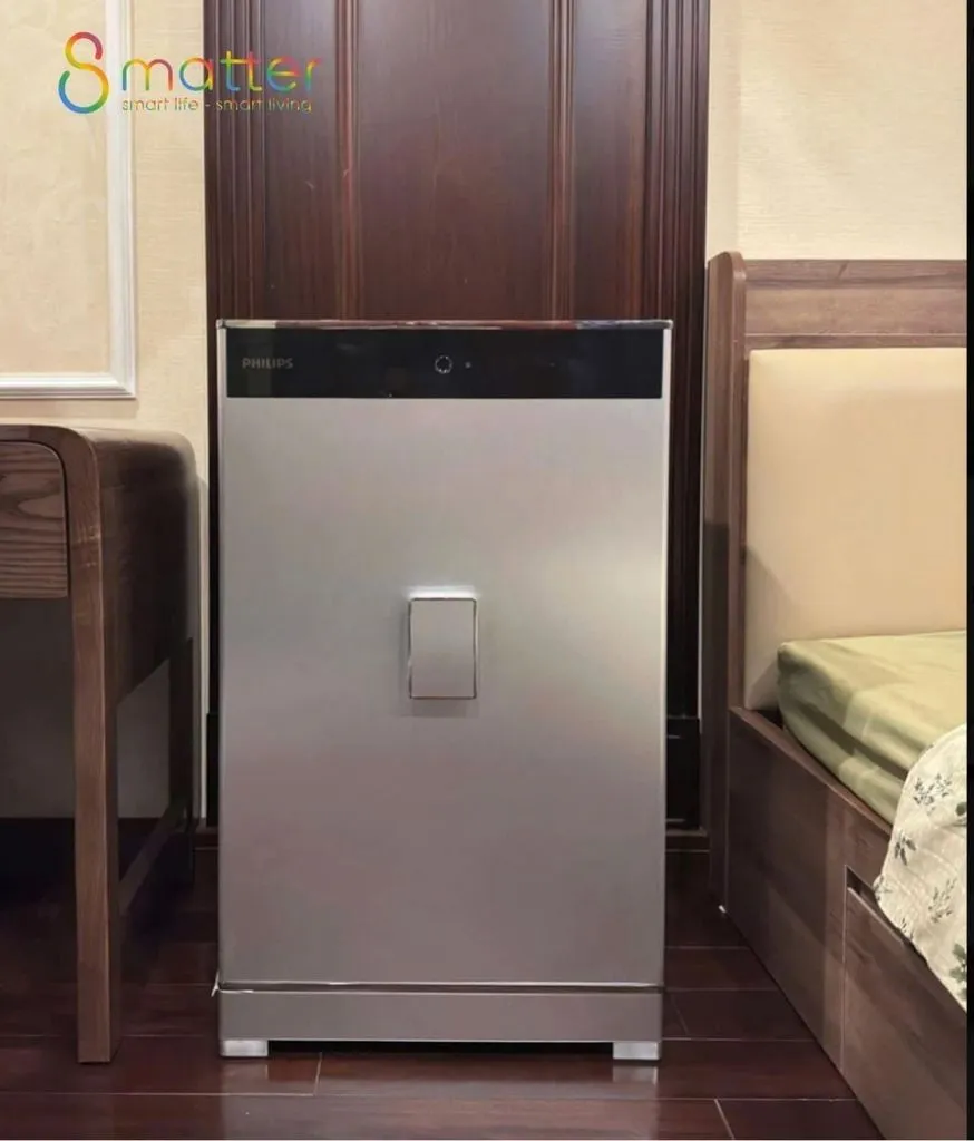Két Philips màu bạc đặt cạnh giường trong phòng ngủ ánh sáng tối
