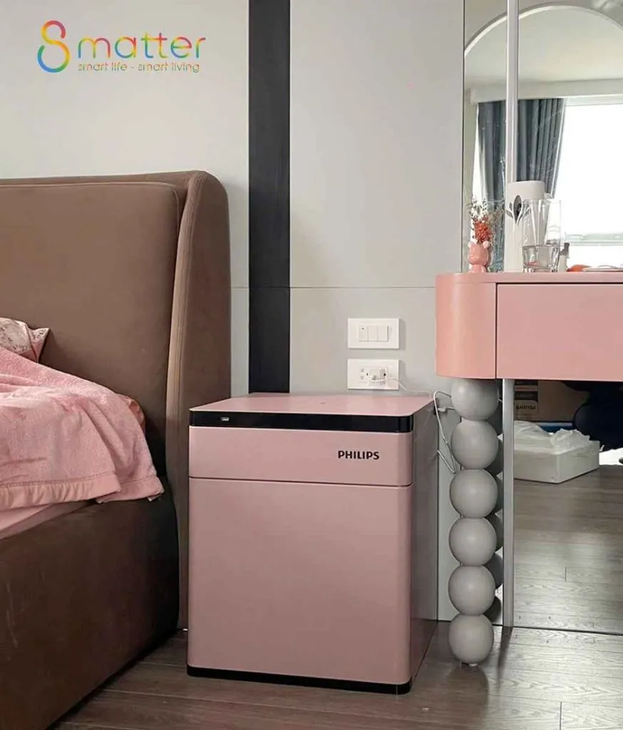Két sắt màu hồng đặt trong phòng ngủ, ngay cạnh đầu giường