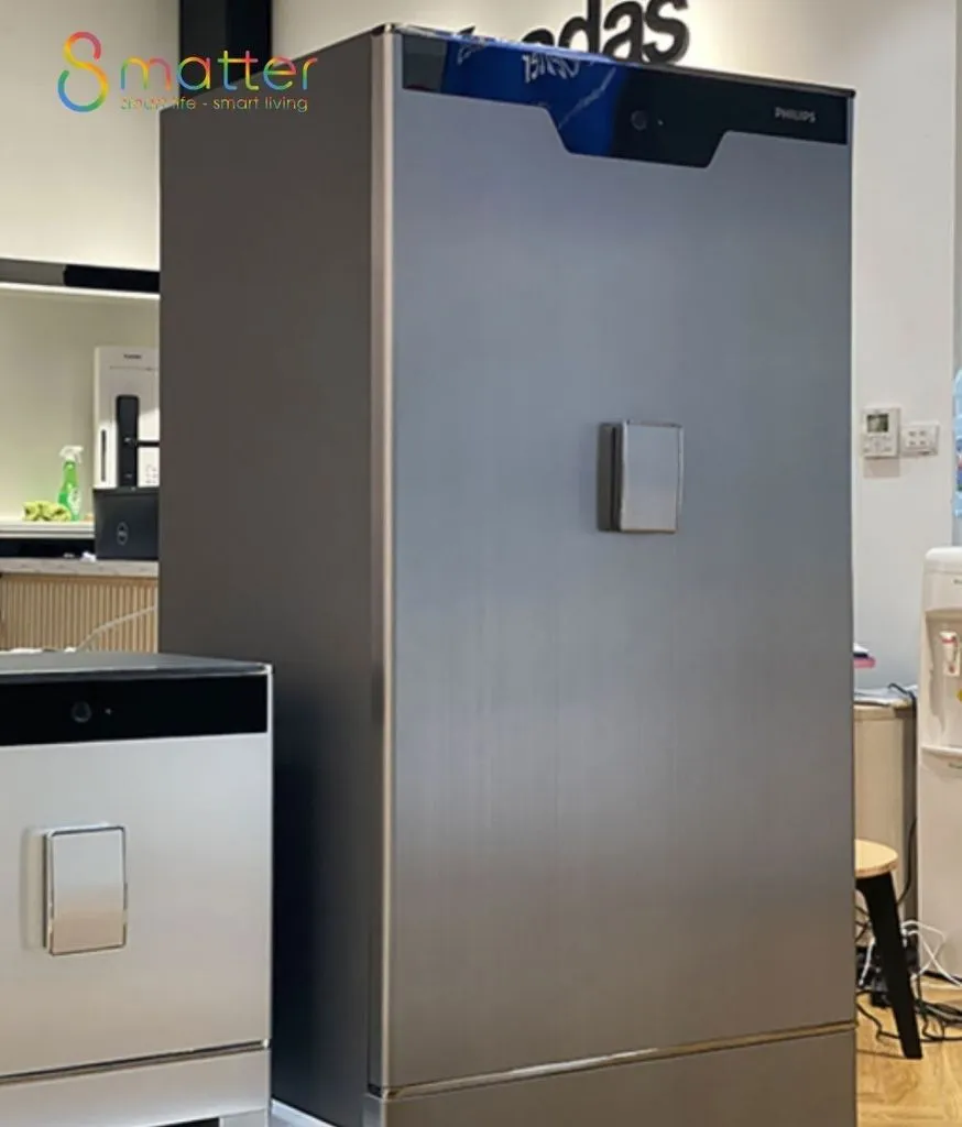 Một két sắt cỡ lớn đặt cạnh một két nhỏ hơn trong showroom, thấy rõ chênh lệch cỡ máy