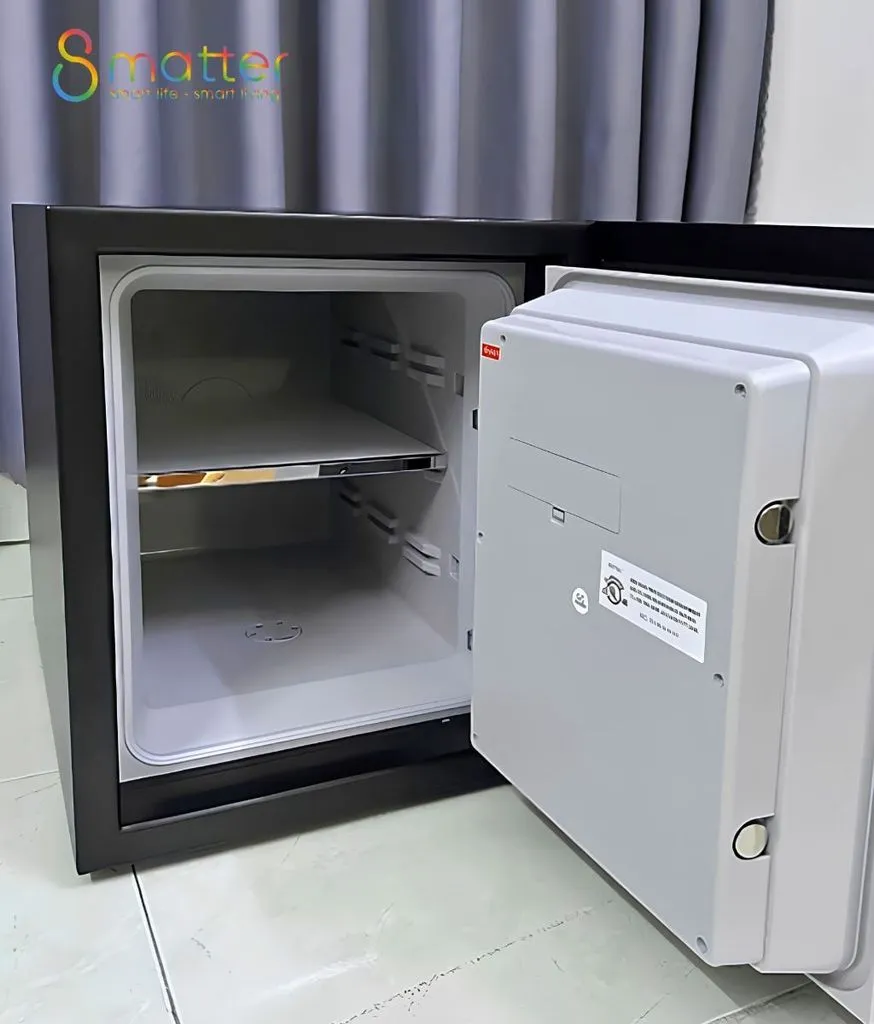 Một chiếc két sắt đang mở cửa đặt bên cạnh chiếc két nhỏ hơn