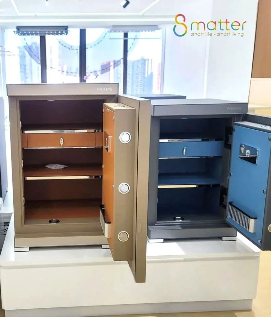 Két sắt mở cánh cho thấy các ngăn gỗ xếp bên trong