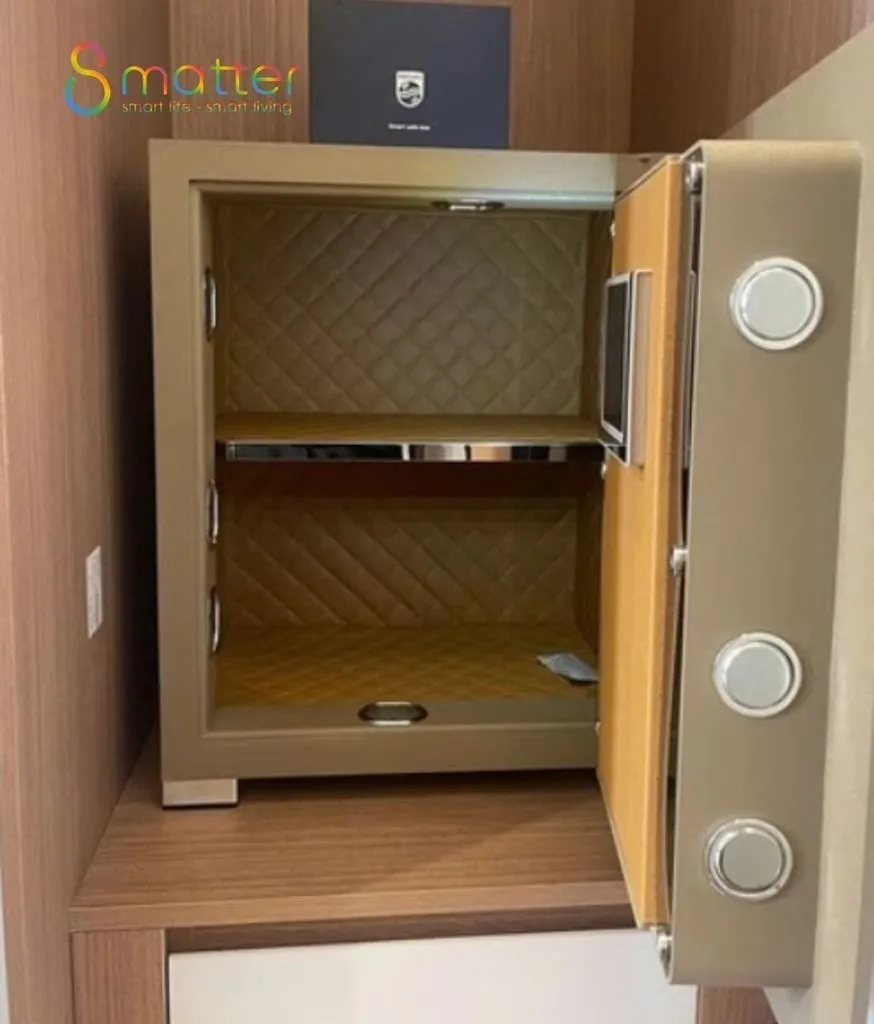 Két sắt mở cửa để lộ phần lòng lót vải và ngăn kéo bên trong