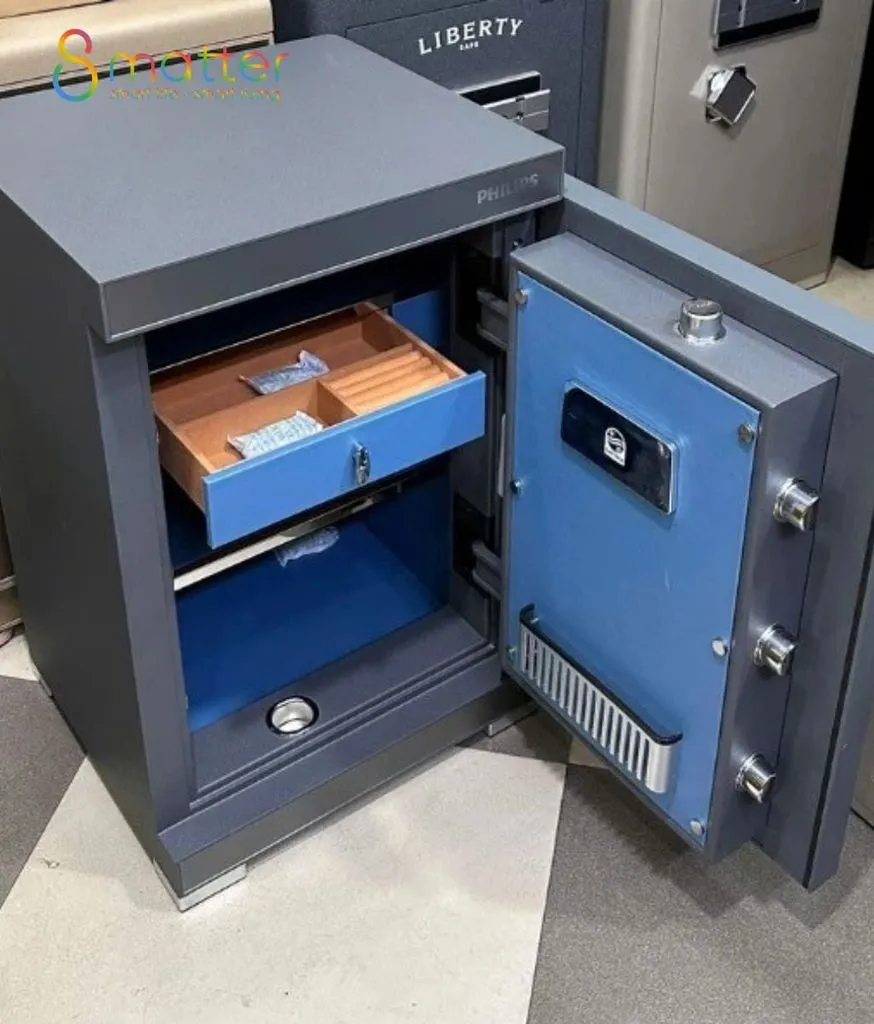 Chiếc két sắt mở cửa để lộ ngăn kéo và tập tài liệu bên trong