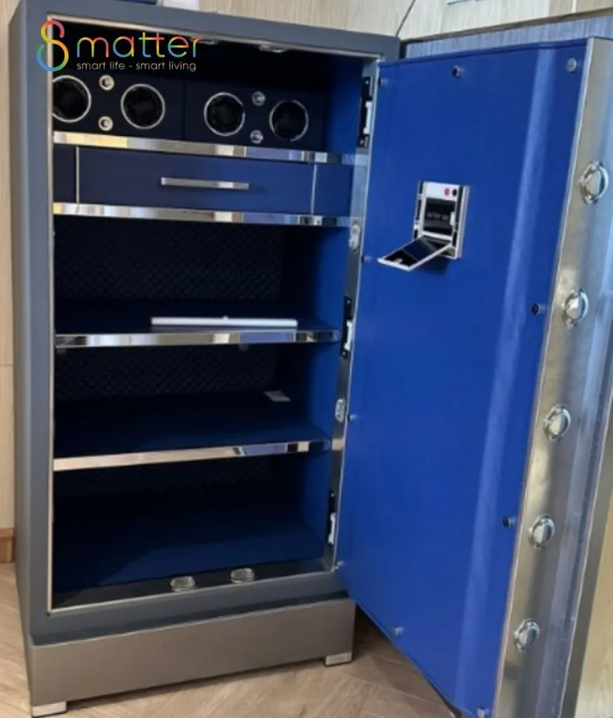 Két sắt mở toang ruột xanh dương, kệ inox, hộp lắc đồng hồ phía