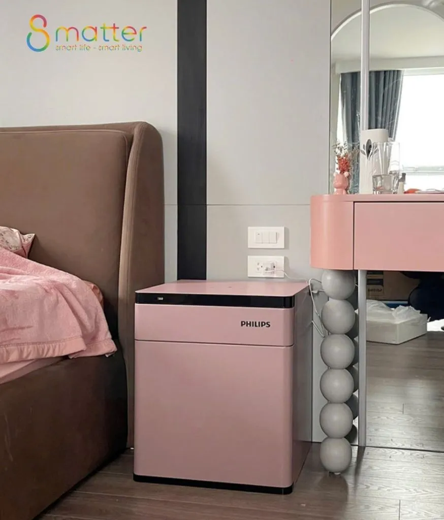 Két sắt Philips hồng pastel đặt cạnh giường ngủ và bàn trang điểm hồng