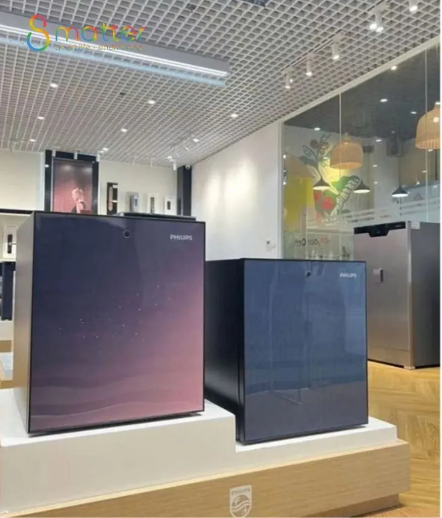 Hai két sắt Philips màu tím và xanh đen trưng bày trên bục trắng trong showroom sáng đèn